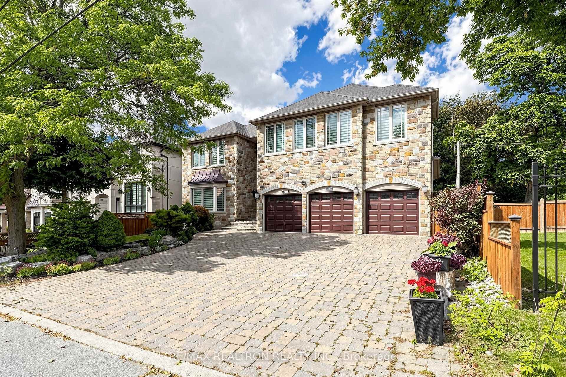 176 Elmwood Avenue, Toronto