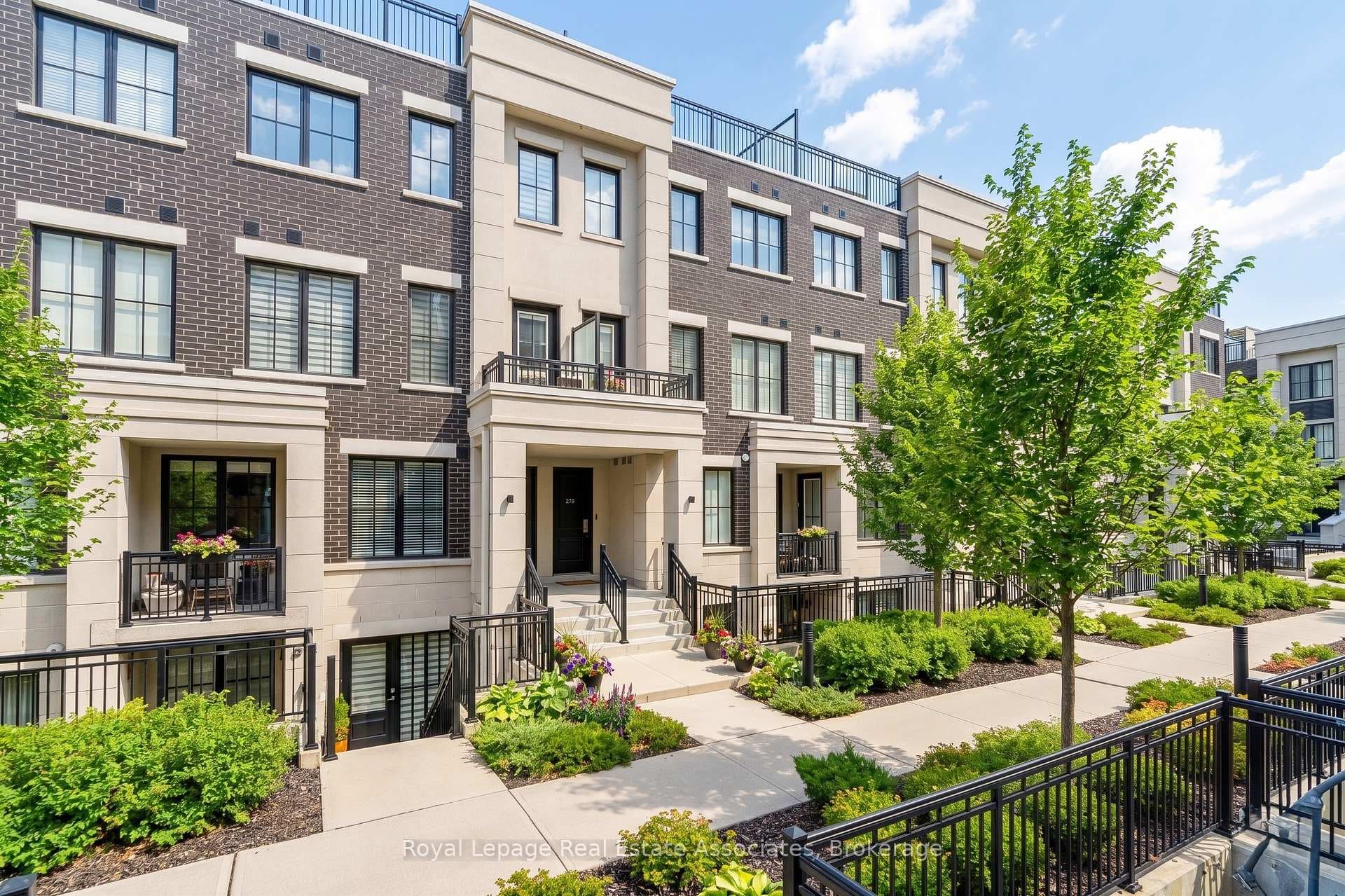 657 Cricklewood Drive, Mississauga